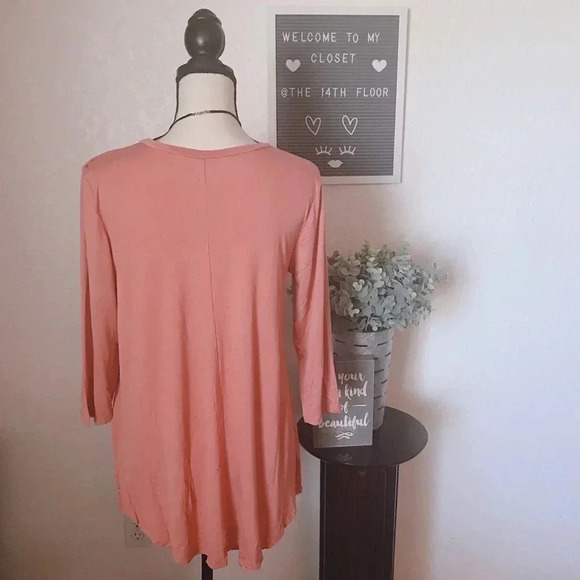 🌹 Super cute and comfy top 🌹 - Picture 2 of 2